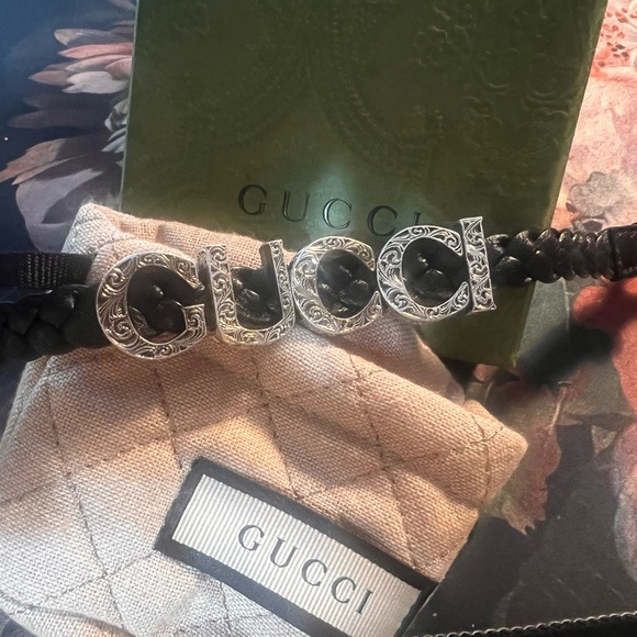 GUCCI NIB black leather bracelet with “Gucci” letters - Picture 1 of 3